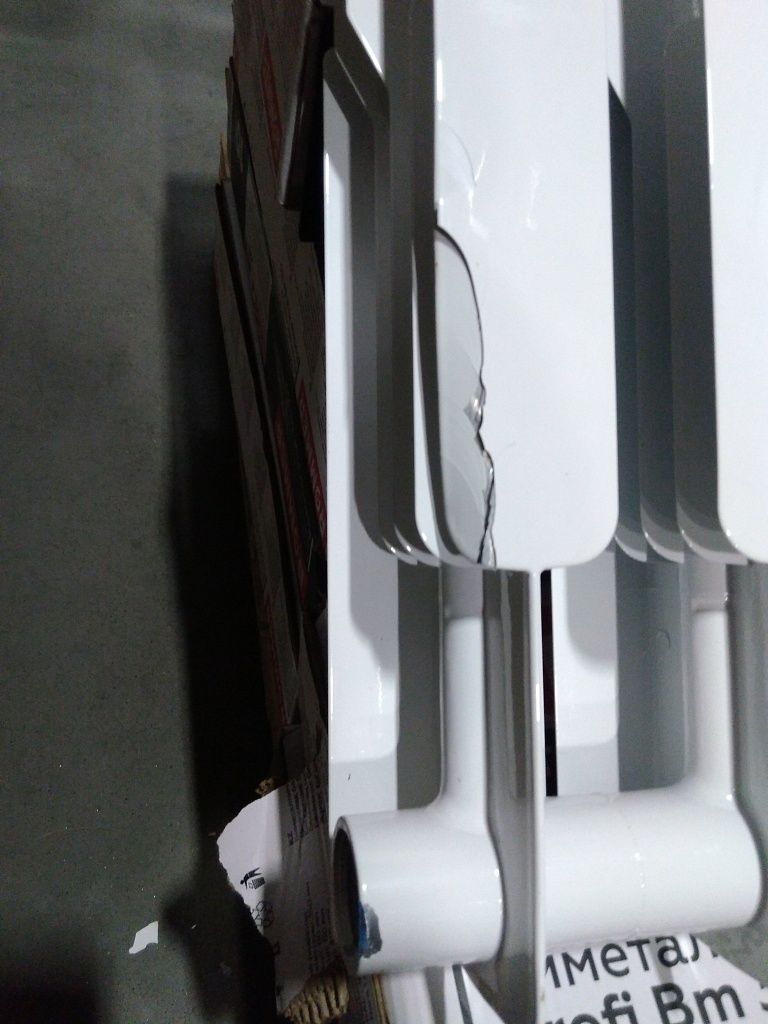 Уцененный товар (скол краски на коллекторе, трещина на ламели крайней секции): Радиатор биметаллический ROMMER Profi BM 350 10 секций боковое подключение (BI350-80-80-130) (RAL9016), RBM-1210-035010