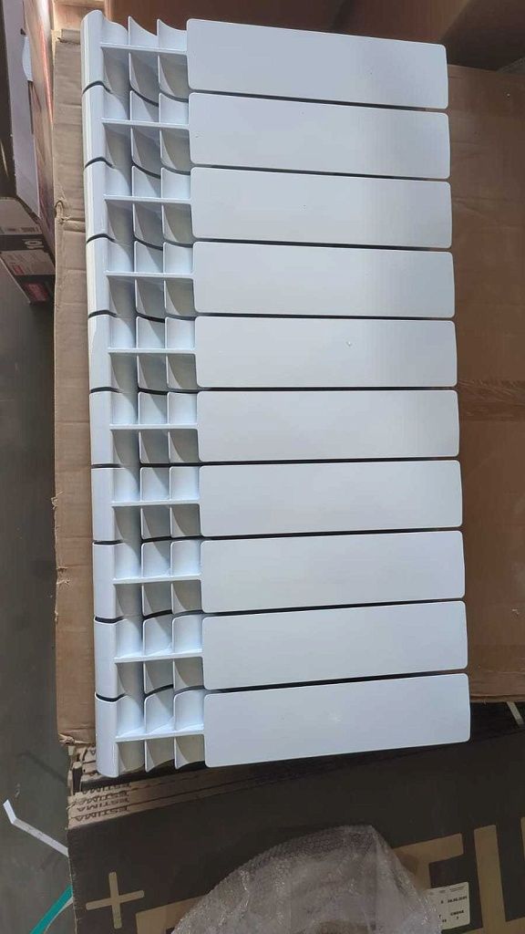 Уцененный товар (брак литья в верхней части секции): Радиатор биметаллический ROMMER Profi BM 350 10 секций боковое подключение (BI350-80-80-130) (RAL9016), RBM-1210-035010