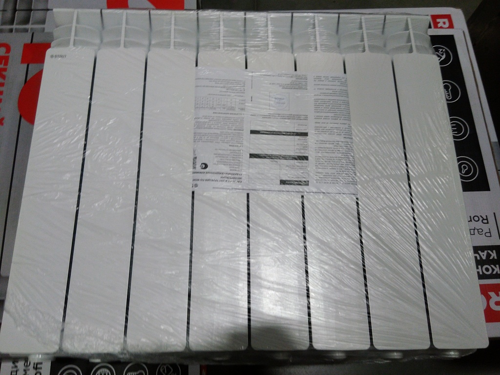 Уцененный товар (скол ламели крайней секции): Радиатор алюминиевый STOUT GAMMA 500 8 секций боковое подключение (белый RAL 9010), SRA-3310-050008