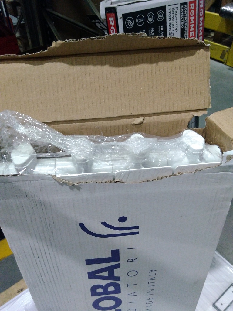 Уцененный товар (нарушена упаковка,  скол краски на нижней части секции): Радиатор алюминиевый Global VOX- R 500 4 секции боковое подключение (белый RAL 9010), VX05001004