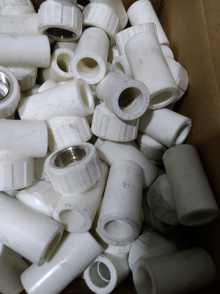 Уцененный товар (нетоварный вид,грязь,потертости): Тройник Политэк 20х3/4 с внутренней резьбой для полипропиленовых труб под сварку (цвет белый)