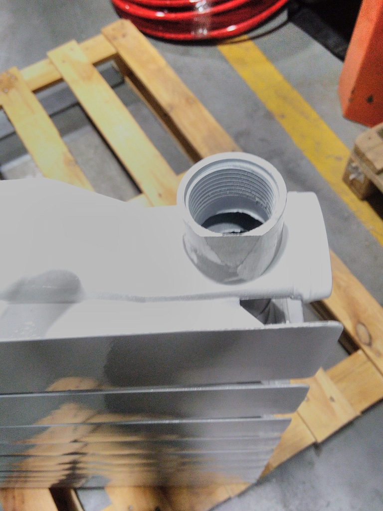 Уцененный товар (брак литья на коллекторе, скол краски в верхней части крайней секции): Радиатор алюминиевый ROMMER Plus 500 10 секций боковое подключение (RAL9016), RAL-3210-050010