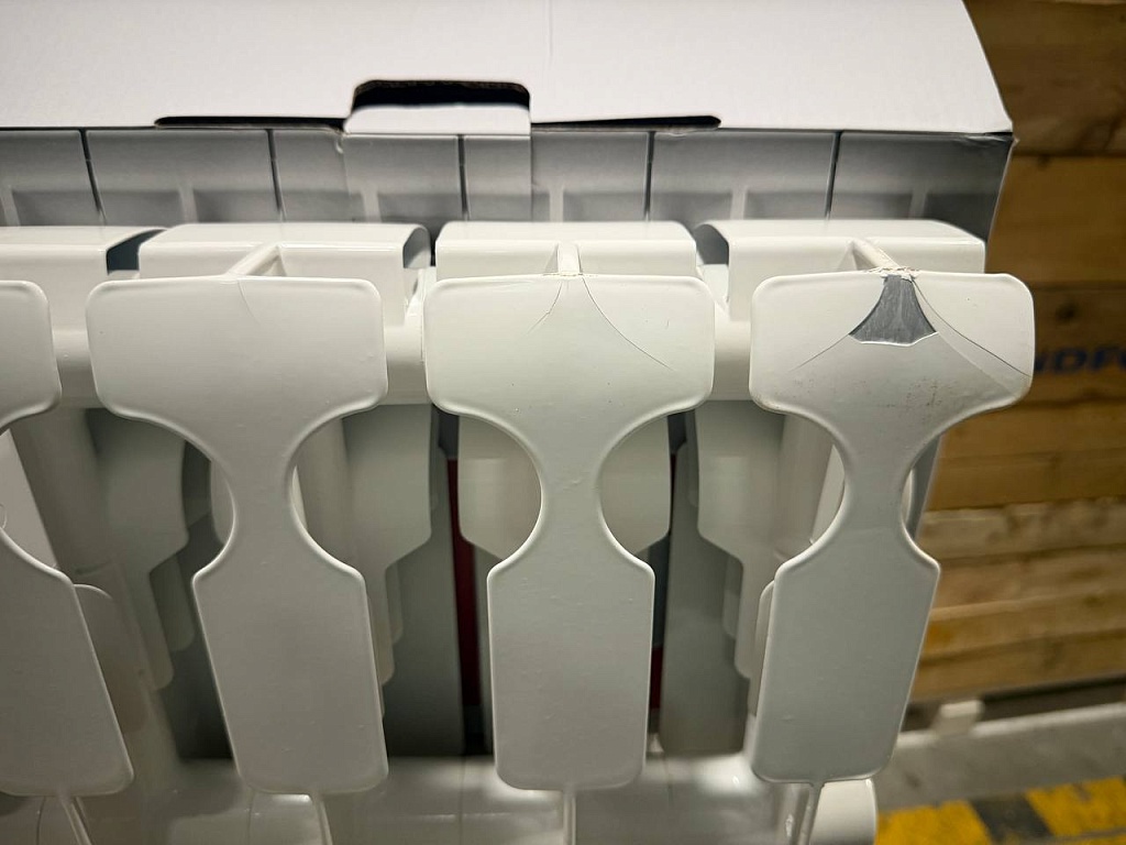 Уцененный товар (замятие и трещина на ламелях): Радиатор биметаллический ROMMER Plus BM 200 10 секций боковое подключение (RAL9016), RBM-3210-020010