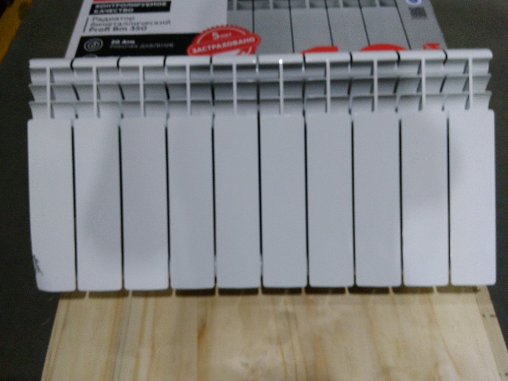 Уцененный товар (повреждение крайних секций(сколы, замятия)): Радиатор биметаллический ROMMER Profi BM 350 10 секций боковое подключение (BI350-80-80-130) (RAL9016), RBM-1210-035010