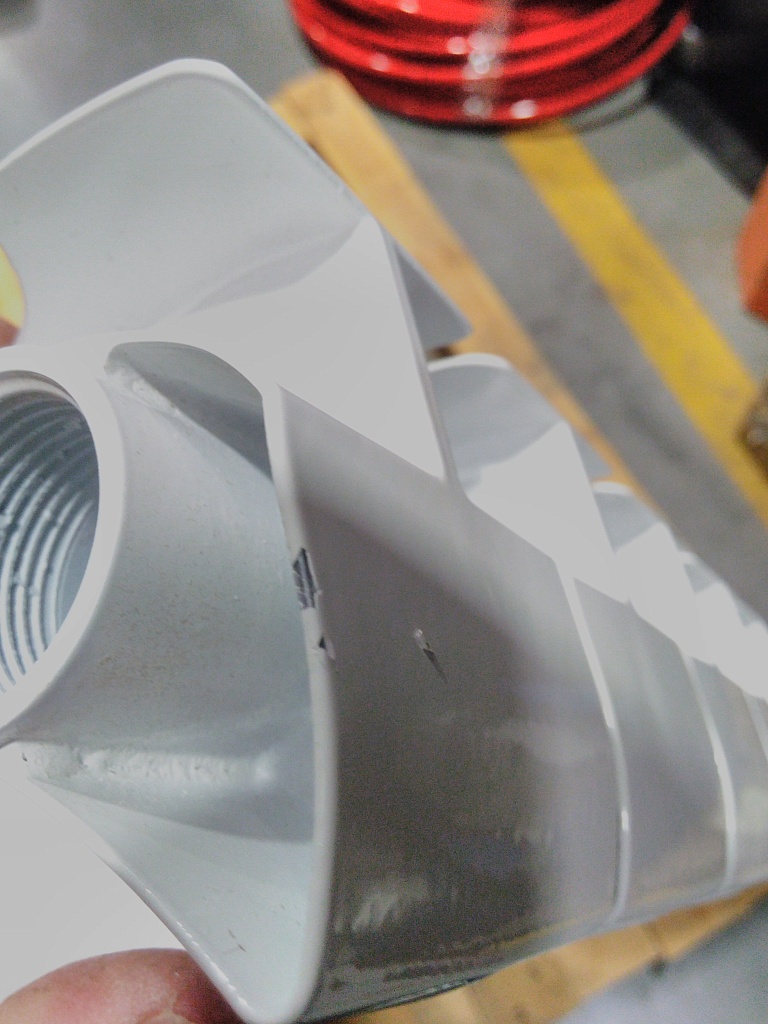 Уцененный товар (брак литья на коллекторе, скол краски в верхней части крайней секции): Радиатор алюминиевый ROMMER Plus 500 10 секций боковое подключение (RAL9016), RAL-3210-050010