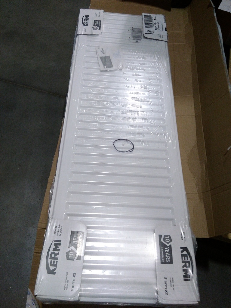 Уцененный товар (Царапины на двух сторонах.Повреждена упаковка): Стальной панельный радиатор Kermi Profil-V FT V 12/400/1200 нижнее подключение белый RAL 9016, FTV120401201R2Y