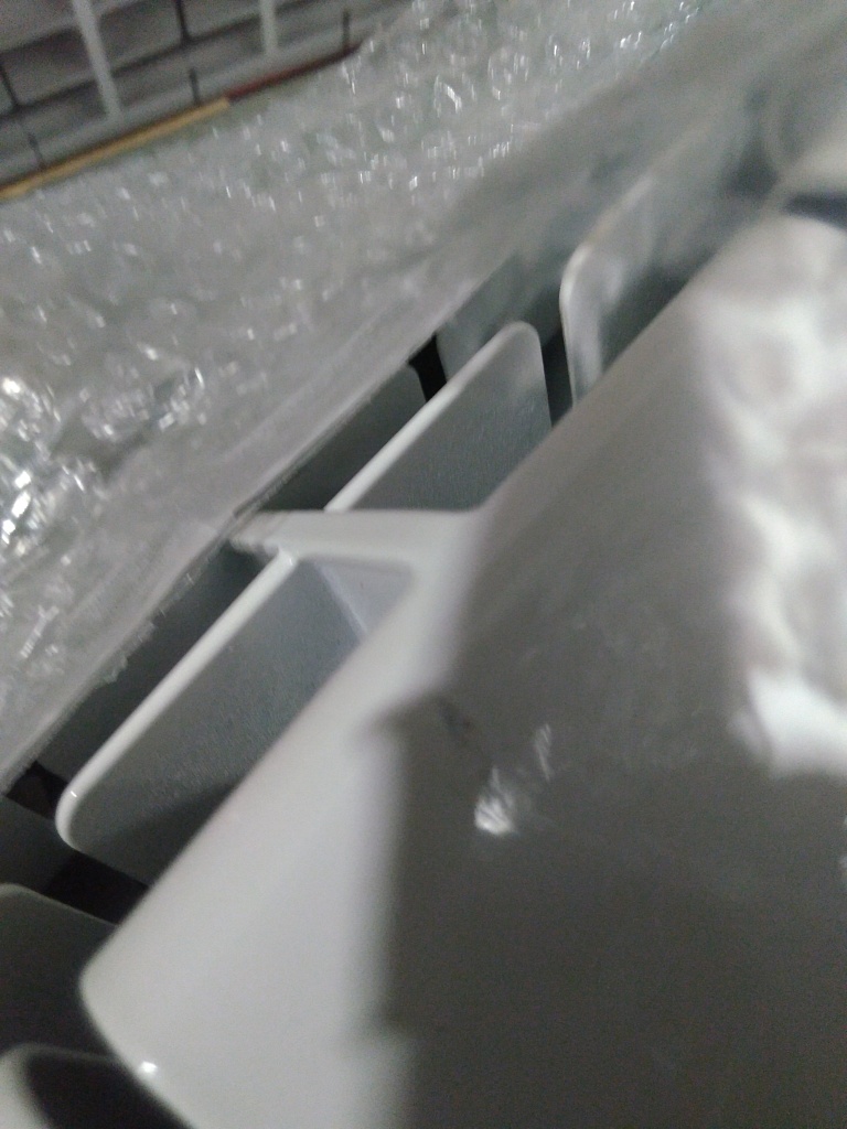 Уцененный товар (скол краски в верхней части секции): Радиатор алюминиевый ROMMER Plus 200 12 секций боковое подключение (RAL9016), RAL-3210-020012