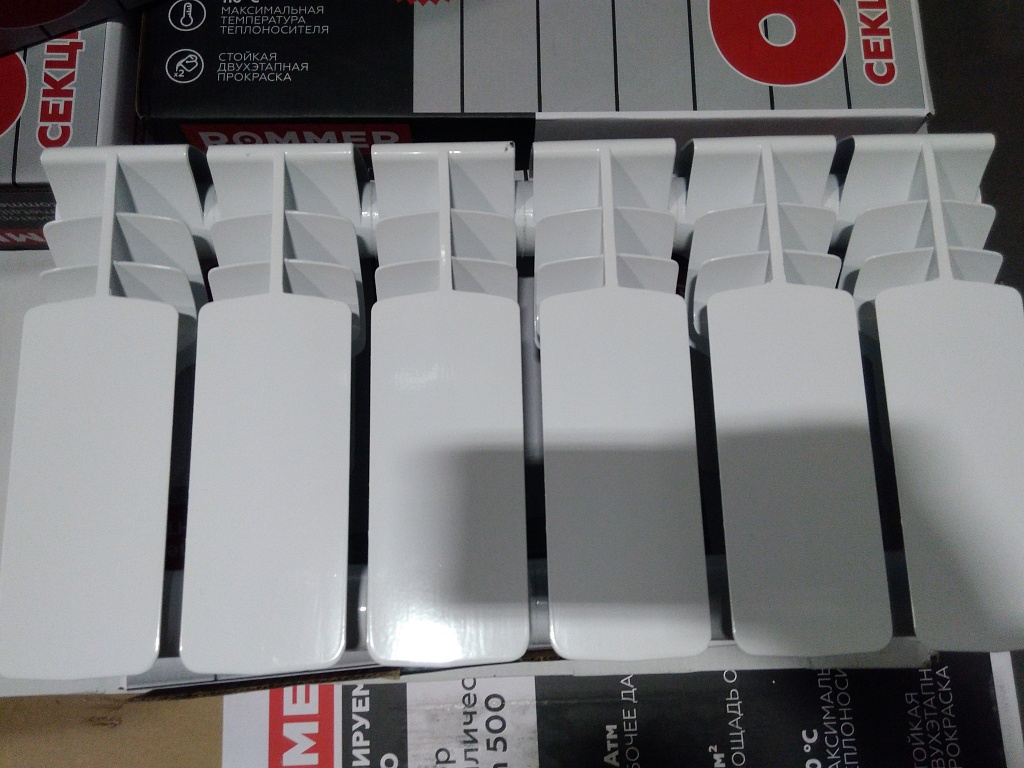 Уцененный товар (сколы краски в верхних частях секций): Радиатор биметаллический ROMMER Plus BM 200 6 секций боковое подключение (RAL9016), RBM-3210-020006