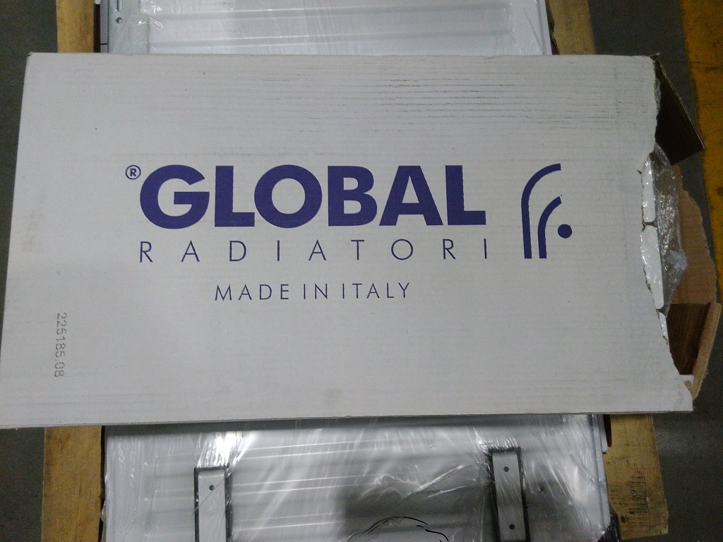 Уцененный товар (нарушена упаковка,  скол краски на нижней части секции): Радиатор алюминиевый Global VOX- R 500 4 секции боковое подключение (белый RAL 9010), VX05001004