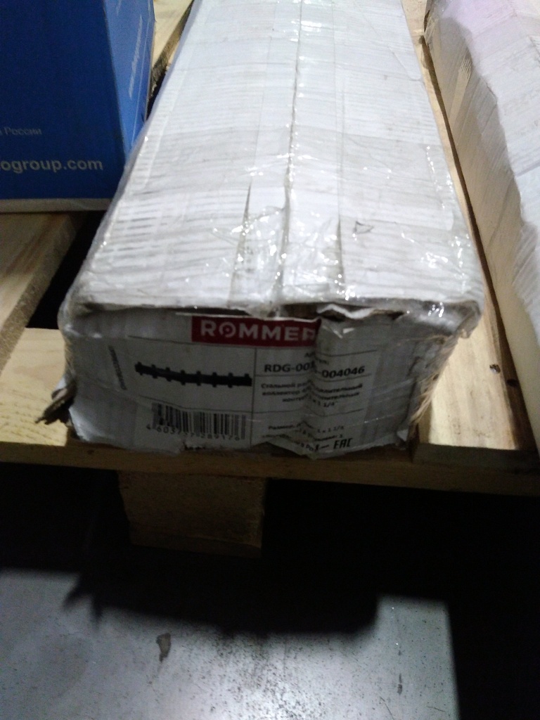 Уцененный товар (нетоварный вид упаковки): Стальной распределительный коллектор ROMMER RDG-0016 4(6) отопительных контура 1х1 1/4 RDG-0016-004046