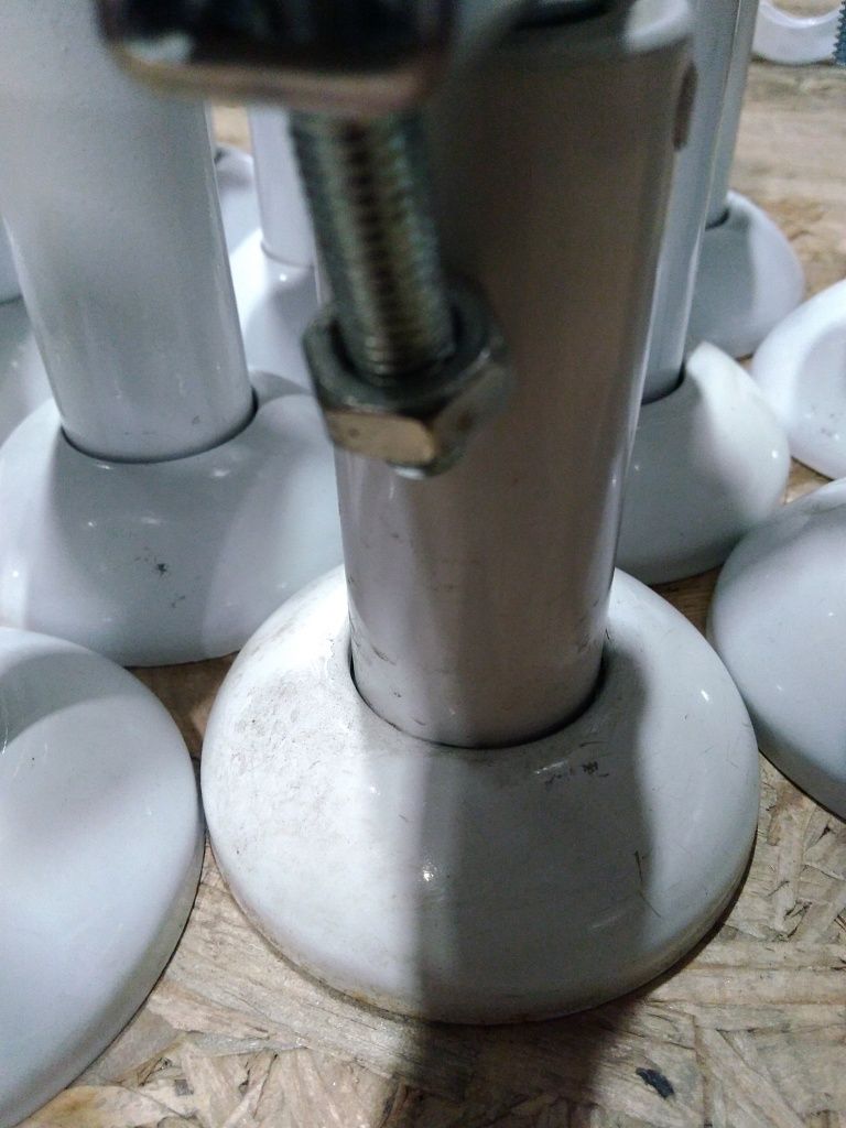 Уцененный товар (с экспозиции, потертости): Напольный кронштейн для секционных радиаторов 1шт ROMMER (RAL9016), 89577