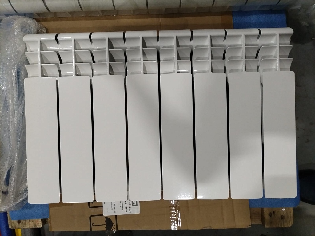 Уцененный товар (ПОВРЕЖДЁННЫЙ КОРПУС): Радиатор биметаллический ROMMER Profi BM 350 8 секций боковое подключение (BI350-80-80-130) (RAL9016), RBM-1210-035008