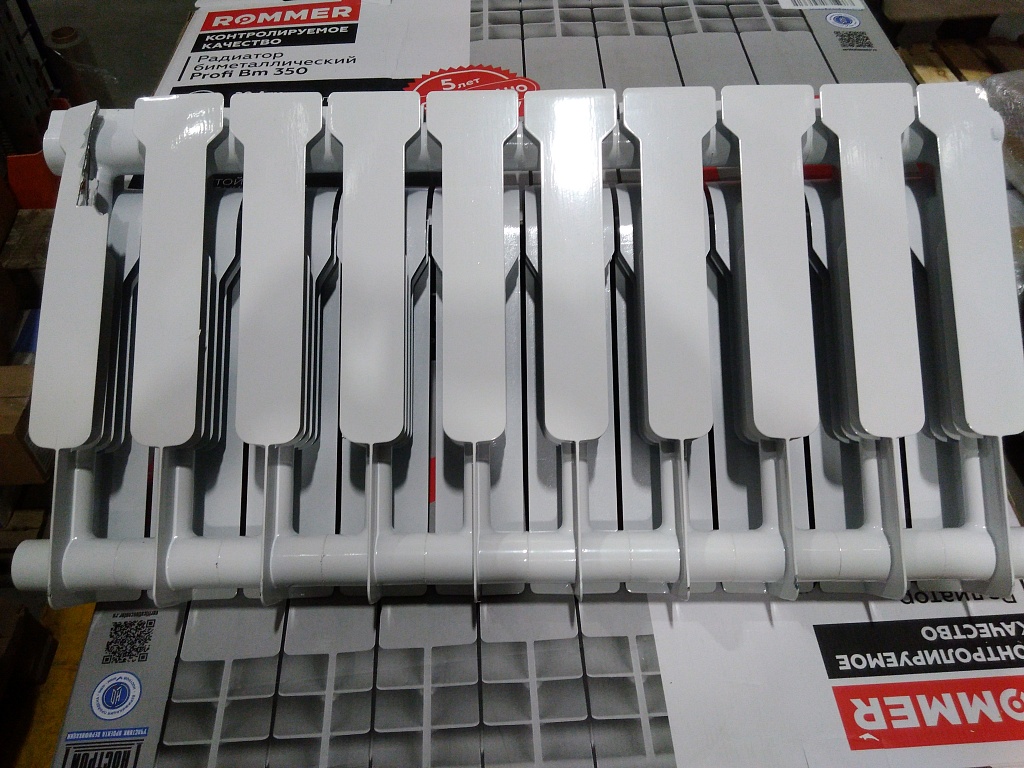 Уцененный товар (трещина, сколы на ламелях, скол в верхней части крайней секции): Радиатор биметаллический ROMMER Profi BM 350 10 секций боковое подключение (BI350-80-80-130) (RAL9016), RBM-1210-035010