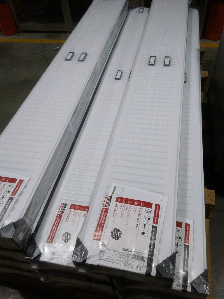 Уцененный товар (скол краски на нижней части греющей панели): Стальной панельный радиатор ROMMER Ventil 22/300/2400 нижнее правое подключение, RRS-2020-223240