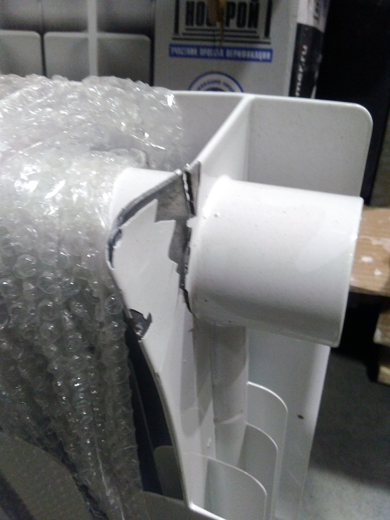 Уцененный товар (трещина, сколы краски на нижней части крайней секции): Радиатор биметаллический ROMMER Profi BM 350 12 секций боковое подключение (BI350-80-80-130) (RAL9016), RBM-1210-035012