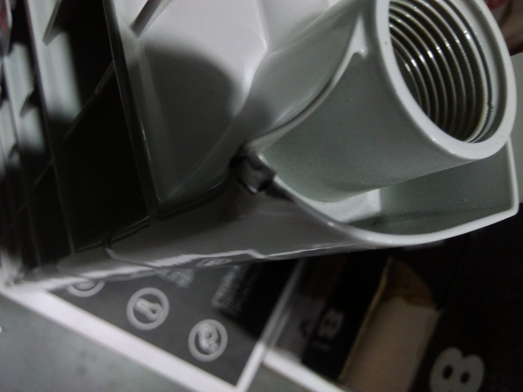 Уцененный товар (вмятина в верхней части крайней секции, трещина нламели крайней секции): Радиатор биметаллический ROMMER Plus BM 500 6 секций боковое подключение (RAL9016), RBM-3210-050006