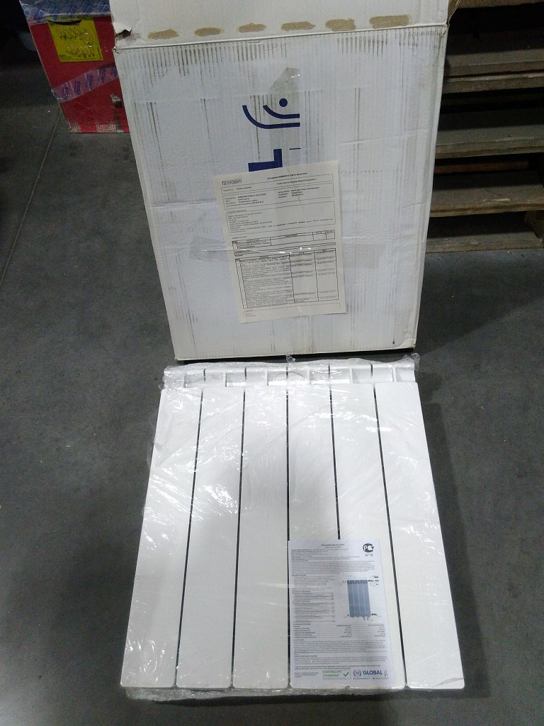 Уцененный товар (трещина на коллекторе): Радиатор биметаллический Global STYLE EXTRA 500 6 секций боковое подключение (белый RAL 9010), STE05001006