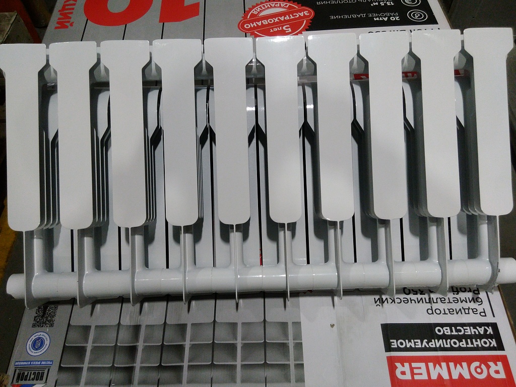 Уцененный товар (трещина на ламели, сколы краски, замятие на нижней части секции): Радиатор биметаллический ROMMER Profi BM 350 10 секций боковое подключение (BI350-80-80-130) (RAL9016), RBM-1210-035010