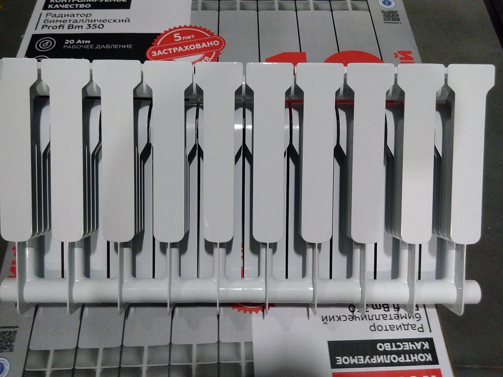 Уцененный товар (скол краски в верхней части секции, скол ламели крайней секции): Радиатор биметаллический ROMMER Profi BM 350 10 секций боковое подключение (BI350-80-80-130) (RAL9016), RBM-1210-035010