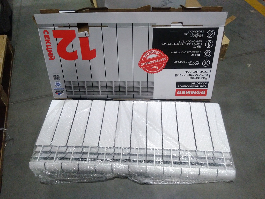 Уцененный товар (скол на нижней части секции, скол краски на коллекторе, замятие ламели): Радиатор биметаллический ROMMER Profi BM 350 12 секций боковое подключение (BI350-80-80-130) (RAL9016), RBM-1210-035012