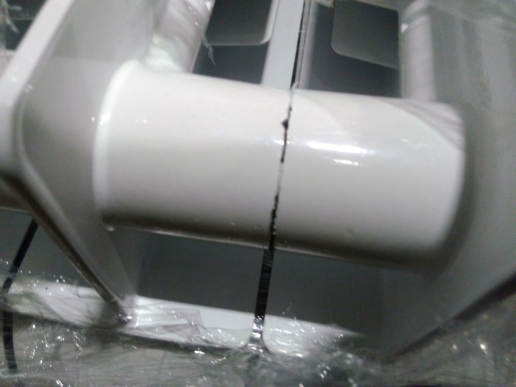 Уцененный товар (нарушена упаковка, потертость, скол краски на ламели): Радиатор биметаллический STOUT VEGA 500 12 секций боковое подключение (белый RAL 9016), SRB-1310-050012