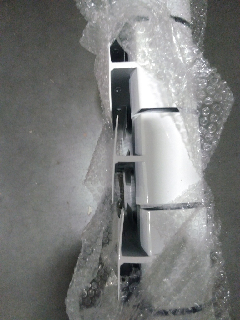 Уцененный товар (скол на нижней части секции, скол краски на коллекторе, замятие ламели): Радиатор биметаллический ROMMER Profi BM 350 12 секций боковое подключение (BI350-80-80-130) (RAL9016), RBM-1210-035012