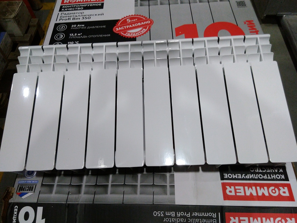 Уцененный товар (трещина ламели крайней секции,скол краски на коллекторе): Радиатор биметаллический ROMMER Profi BM 350 10 секций боковое подключение (BI350-80-80-130) (RAL9016), RBM-1210-035010