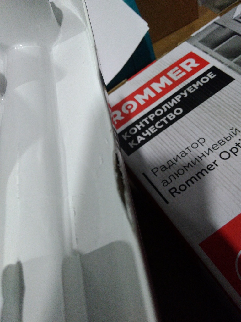 Уцененный товар (сколы, замятие на ламелях): Радиатор алюминиевый ROMMER Optima 500 4 секций боковое подключение (RAL9016), RAL-0210-050004