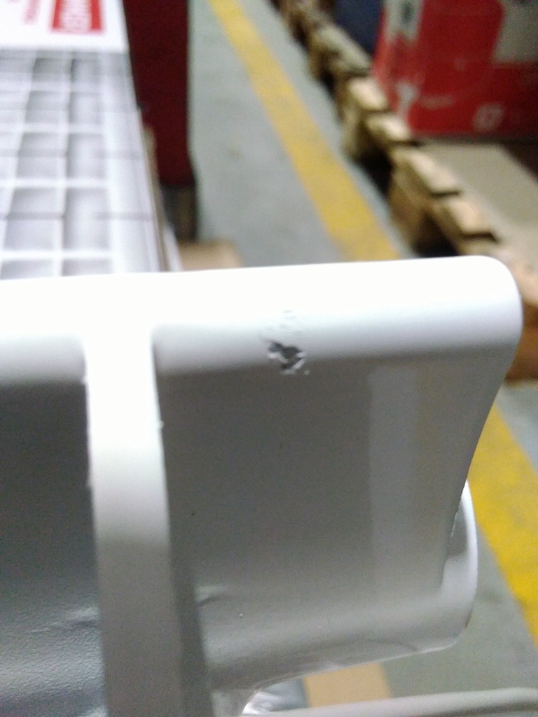 Уцененный товар (скол краски в верхней части крайней секции): Радиатор биметаллический ROMMER Plus BM 200 6 секций боковое подключение (RAL9016), RBM-3210-020006