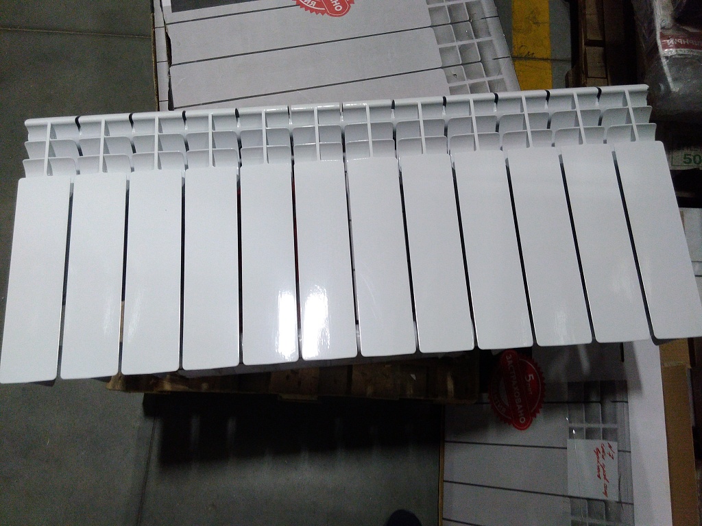 Уцененный товар (замятие, трещина ламели крайней секции): Радиатор биметаллический ROMMER Profi BM 350 12 секций боковое подключение (BI350-80-80-130) (RAL9016), RBM-1210-035012