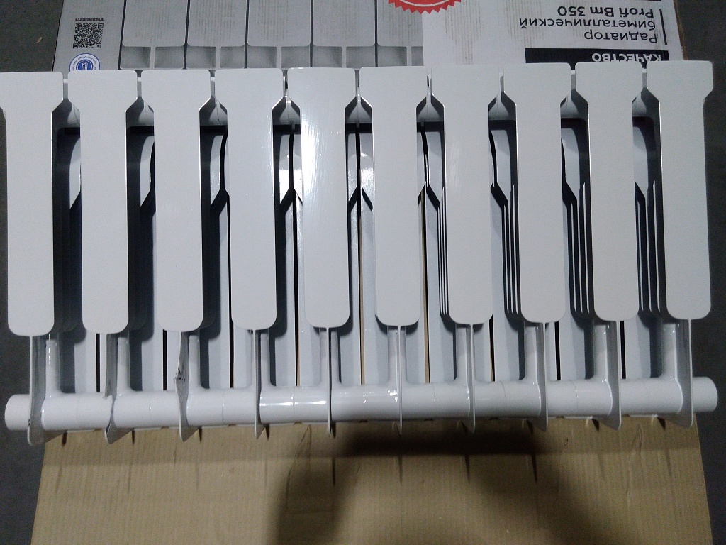 Уцененный товар (нарушена упаковка, сколы и замятия на нижних частях секций): Радиатор биметаллический ROMMER Profi BM 350 10 секций боковое подключение (BI350-80-80-130) (RAL9016), RBM-1210-035010