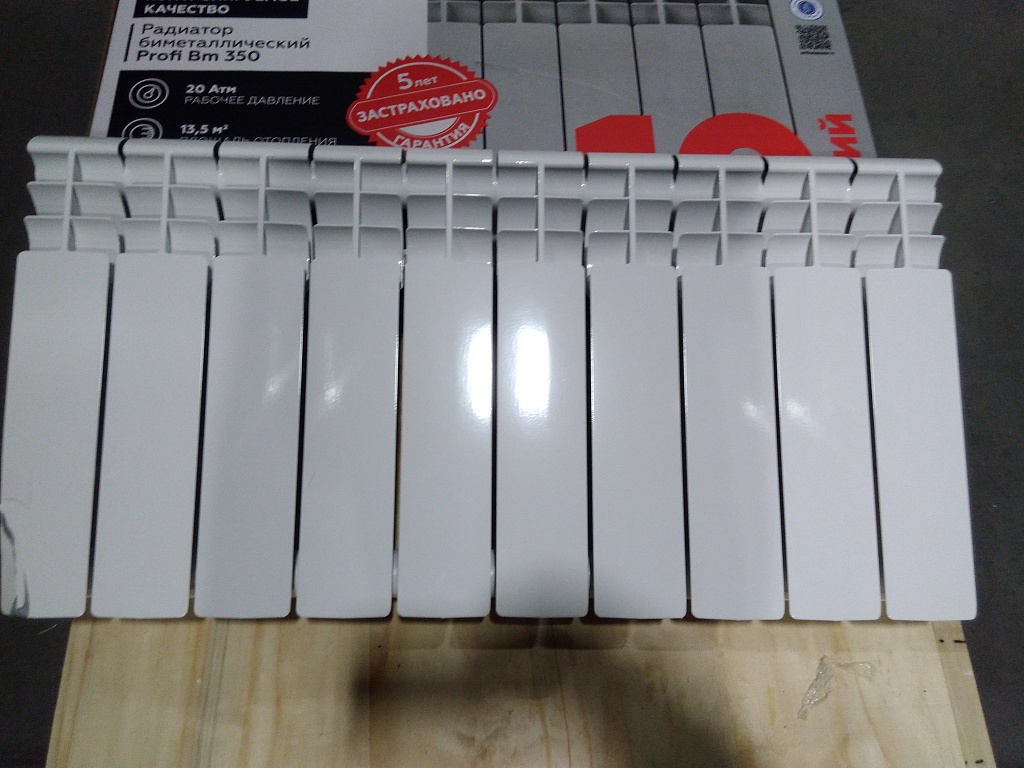 Уцененный товар (скол краски на коллекторе, скол краски и трещина на ламели крайней секции): Радиатор биметаллический ROMMER Profi BM 350 10 секций боковое подключение (BI350-80-80-130) (RAL9016), RBM-1210-035010