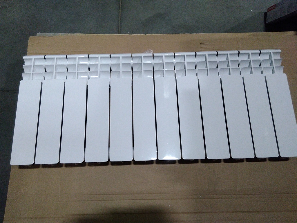 Уцененный товар (сколы на ламелях, замятие ламели на крайней секции): Радиатор биметаллический ROMMER Profi BM 350 12 секций боковое подключение (BI350-80-80-130) (RAL9016), RBM-1210-035012