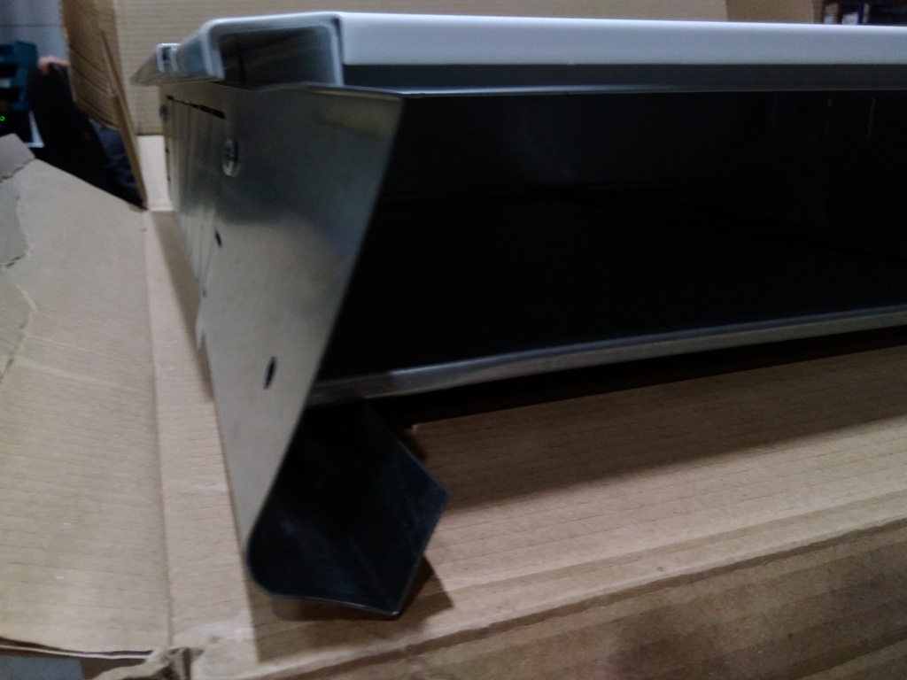 Уцененный товар (замятие ножки   (БОЙ СКЛАДА)): Шкаф распределительный встроенный STOUT 8-10 выходов (ШРВ-3) 670х125х746