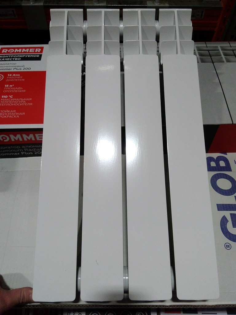 Уцененный товар (потертость и скол краски на ламели): Радиатор биметаллический ROMMER Optima BM 500 4 секций боковое подключение (RAL9016), RBM-0210-050004