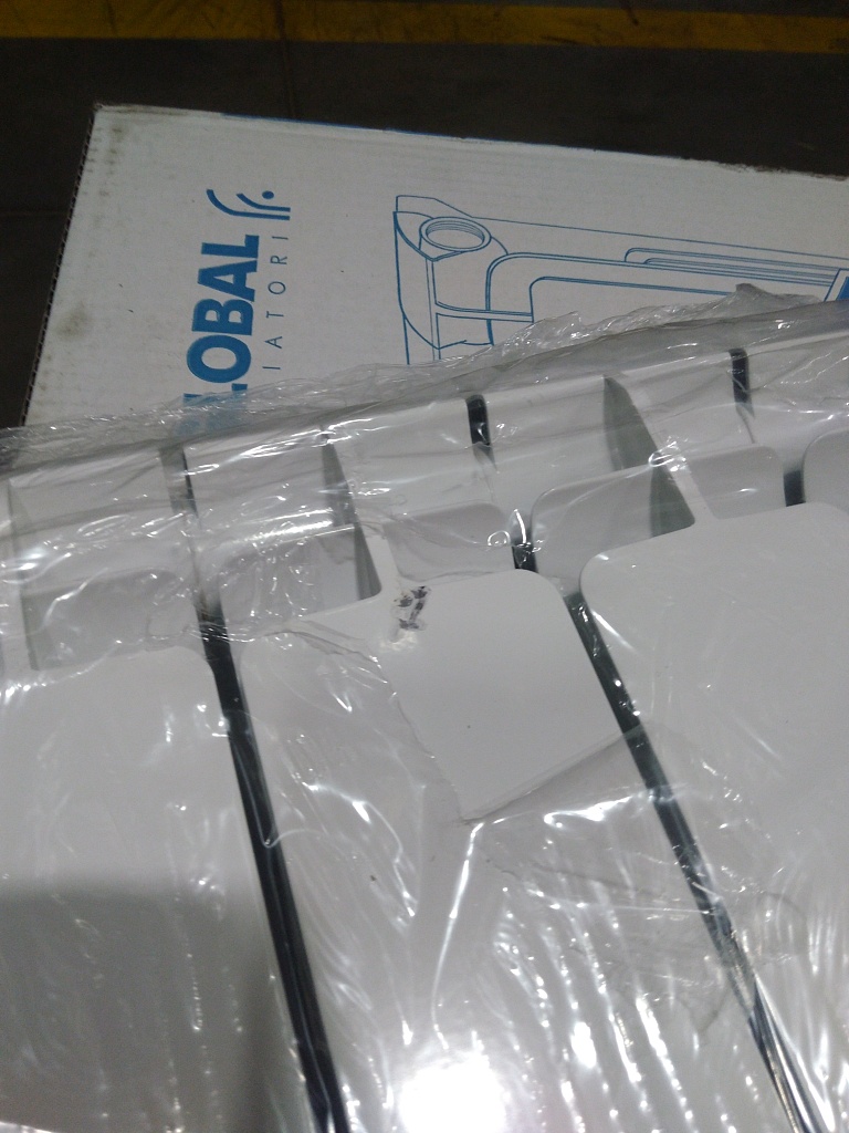 Уцененный товар (царапина): Радиатор алюминиевый STOUT Bravo 500 8 секций боковое подключение RAL9010, SRA-0110-050008