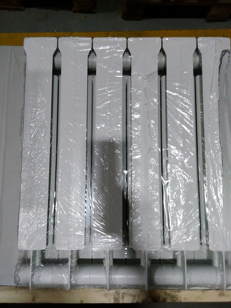 Уцененный товар (нарушена упаковка, слом ламели крайней секции): Радиатор биметаллический Global STYLE EXTRA 500 6 секций боковое подключение (белый RAL 9010), STE05001006