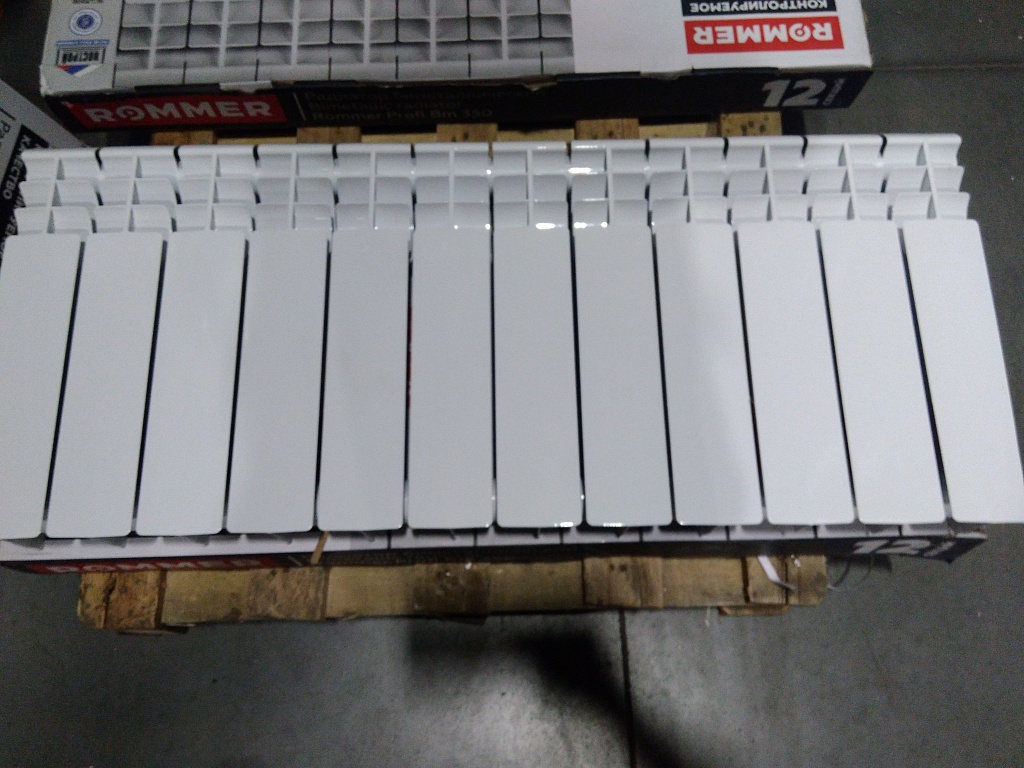 Уцененный товар (сколы на нижних частях секции, повреждение крайней секции): Радиатор биметаллический ROMMER Profi BM 350 12 секций боковое подключение (BI350-80-80-130) (RAL9016), RBM-1210-035012