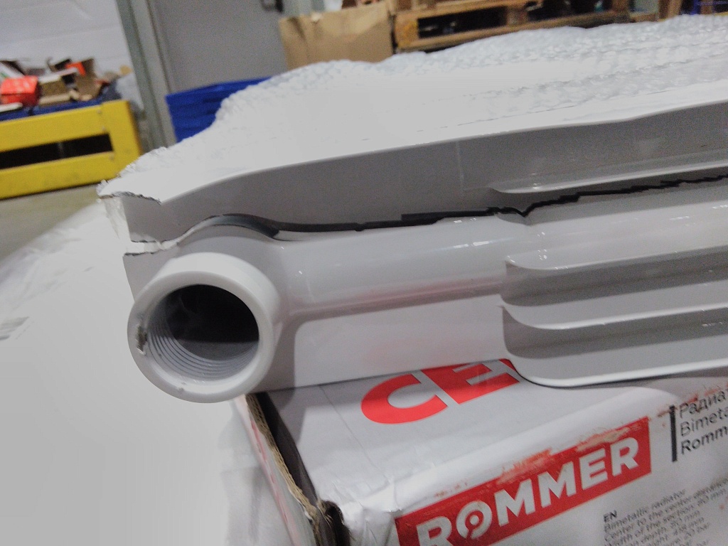 Уцененный товар (слом ламели): Радиатор биметаллический ROMMER Profi BM 350 10 секций боковое подключение (BI350-80-80-130) (RAL9016), RBM-1210-035010