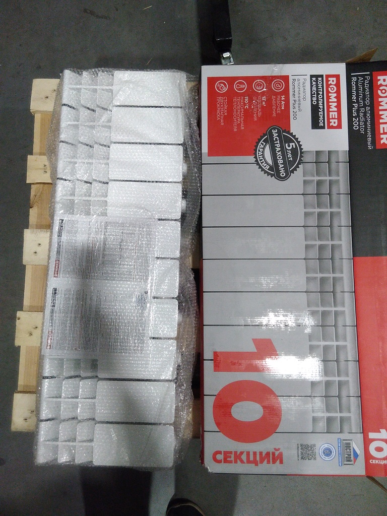 Уцененный товар (потертость в верхней части крайней секции): Радиатор алюминиевый ROMMER Plus 200 10 секций боковое подключение (RAL9016), RAL-3210-020010