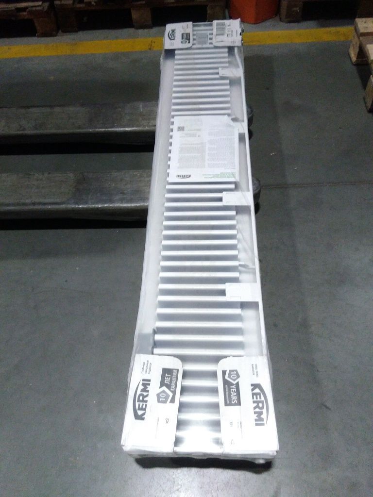 Уцененный товар (мятая решетка): Стальной панельный радиатор Kermi Profil-V FTV 11/300/1600 нижнее подключение белый RAL 9016