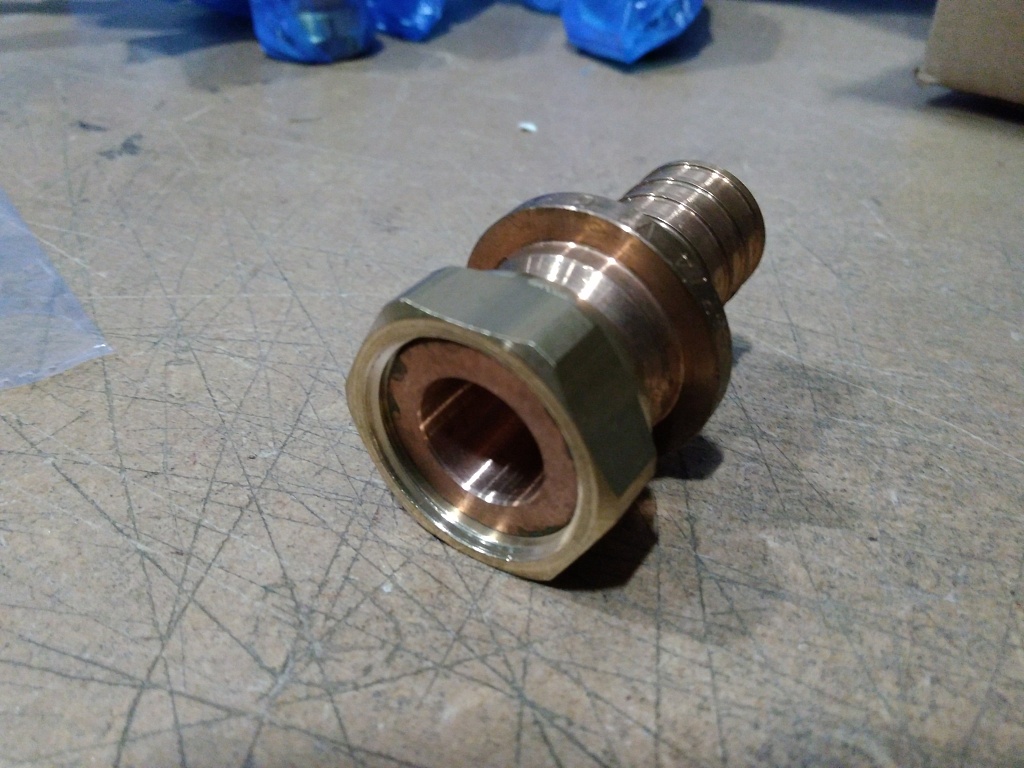 Уцененный товар (Отсутствует прокладка): Переходник РЕХАУ RAUTITAN с накидной гайкой 25-G 1 RX+ для труб из сшитого полиэтилена аксиальный