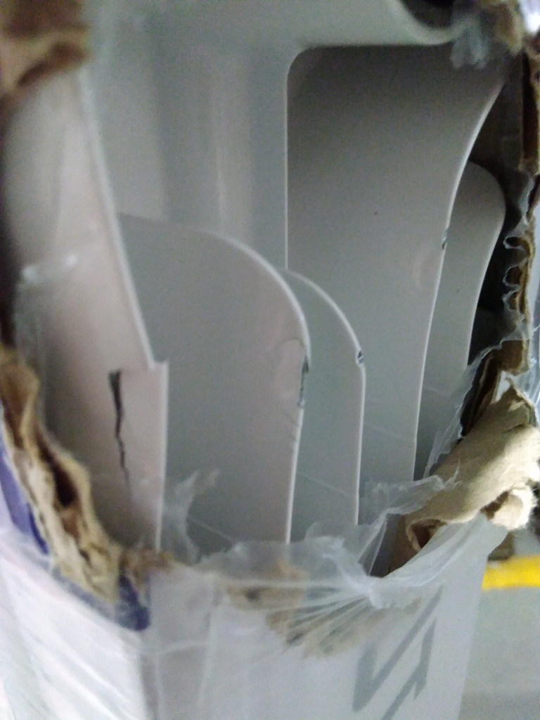 Уцененный товар (нарушена упаковка, сколы краски, трещина и замятие на ребрах крайней секции): Радиатор биметаллический STOUT TITAN 350 10 секций боковое подключение (белый RAL 9016), SRB-3310-035010