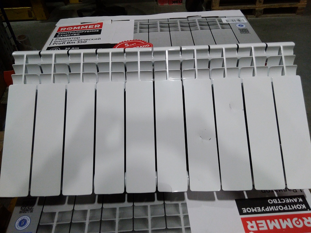 Уцененный товар (трещина, сколы на ламелях, скол в верхней части крайней секции): Радиатор биметаллический ROMMER Profi BM 350 10 секций боковое подключение (BI350-80-80-130) (RAL9016), RBM-1210-035010
