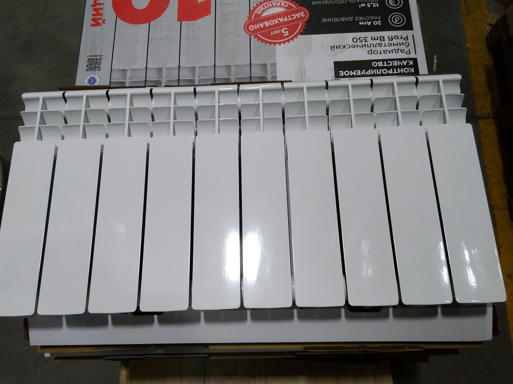 Уцененный товар (замятие, сколы краски на крайних секциях): Радиатор биметаллический ROMMER Profi BM 350 10 секций боковое подключение (BI350-80-80-130) (RAL9016), RBM-1210-035010