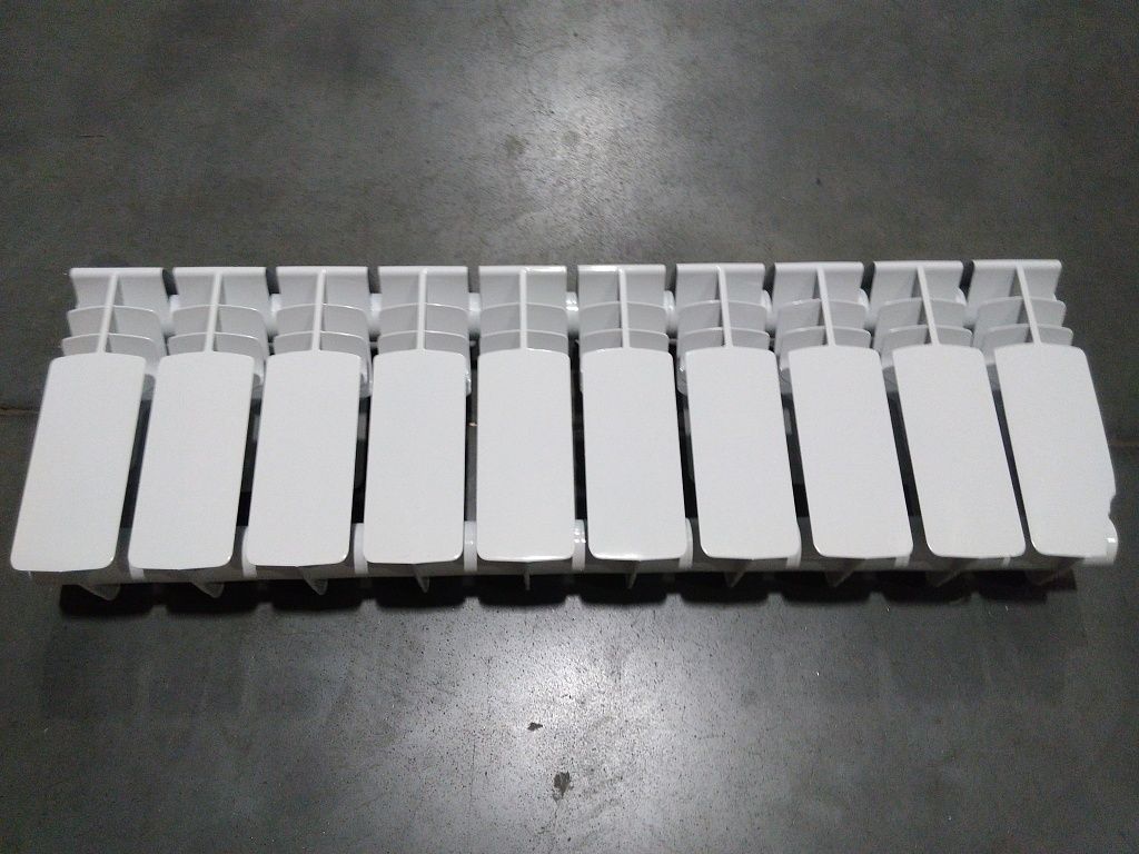 Уцененный товар (Скол ламели крайней секции с лицевой стороны): Радиатор биметаллический ROMMER Plus BM 200 10 секций боковое подключение (RAL9016), RBM-3210-020010