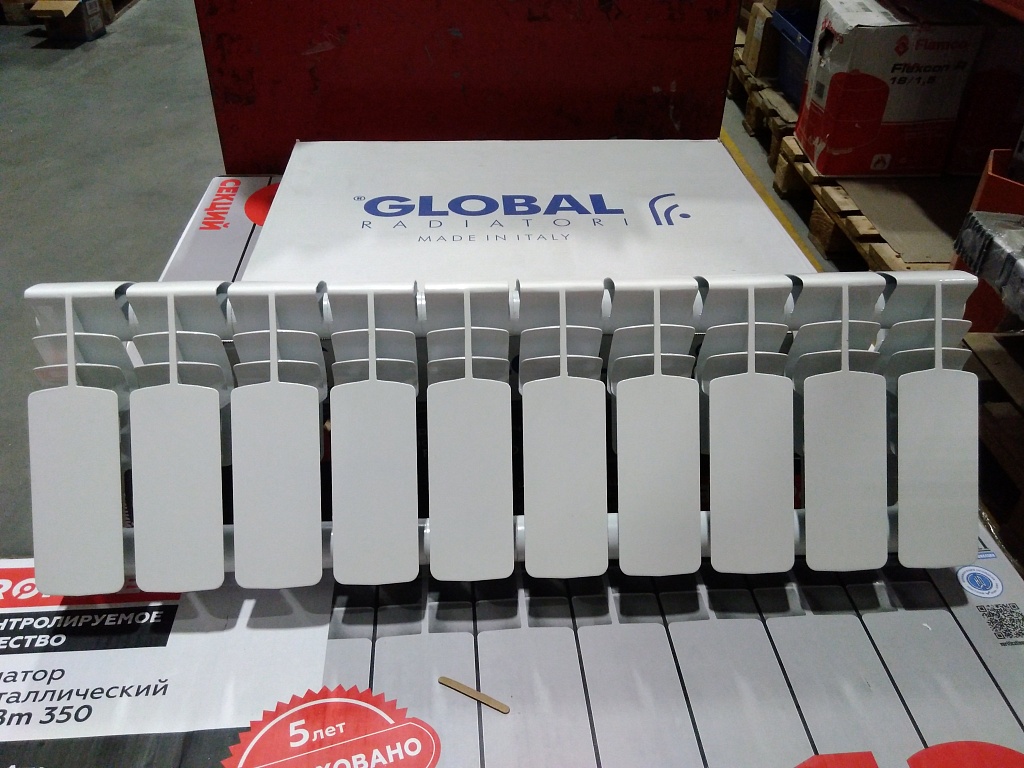 Уцененный товар (нарушена упаковка, сколы краски ): Радиатор биметаллический ROMMER Plus BM 200 10 секций боковое подключение (RAL9016), RBM-3210-020010