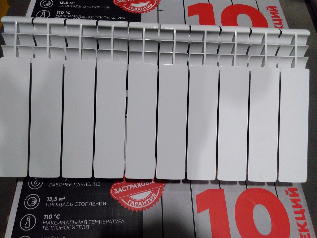 Уцененный товар (скол краски на коллекторе, трещина на ламели крайней секции): Радиатор биметаллический ROMMER Profi BM 350 10 секций боковое подключение (BI350-80-80-130) (RAL9016), RBM-1210-035010