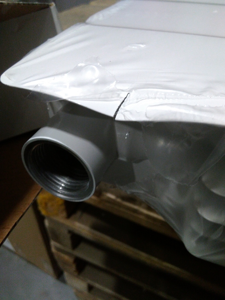 Уцененный товар (нарушена упаковка,замятие и трещина на ламели крайней секции): Радиатор биметаллический STOUT Space 500 8 секций боковое подключение RAL9016, SRB-0310-050008