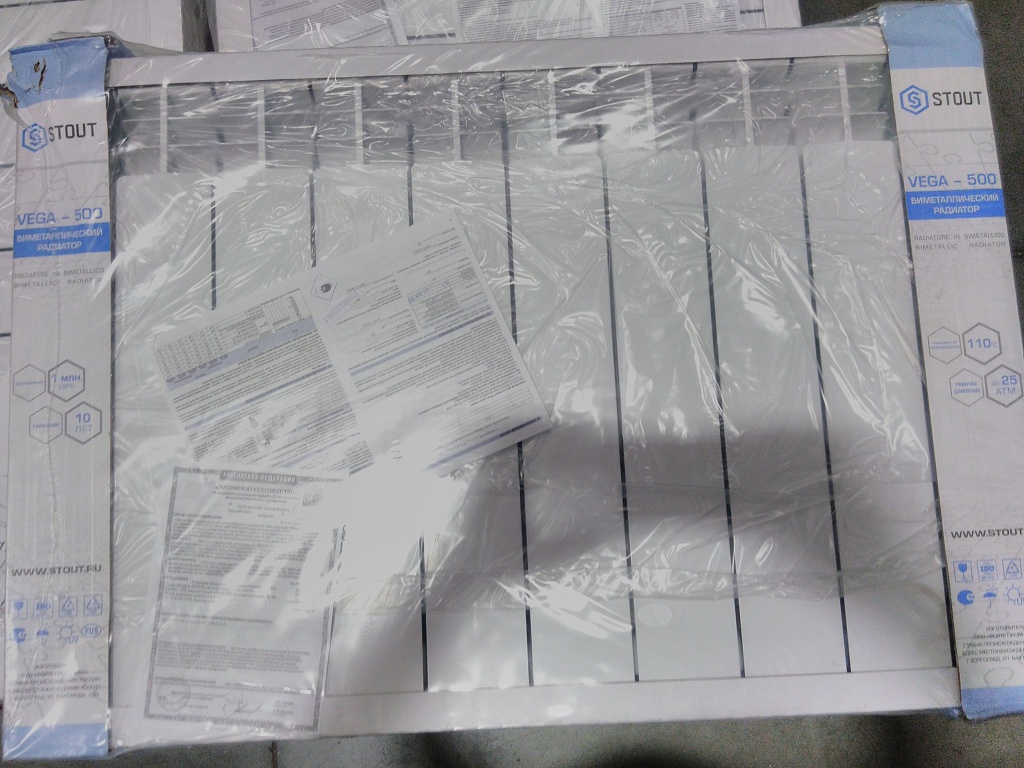 Уцененный товар (нарушена упаковка, вмятина и скол в верхней части крайней секции, сколы ребра крайней секции): Радиатор биметаллический STOUT VEGA 500 10 секций боковое подключение (белый RAL 9016), SRB-1310-050010